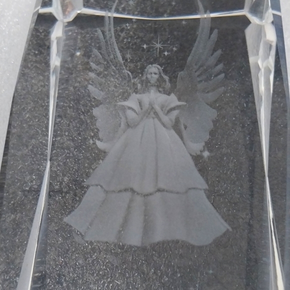 Engraved crystal angel on lighted base - Picture 6 of 13